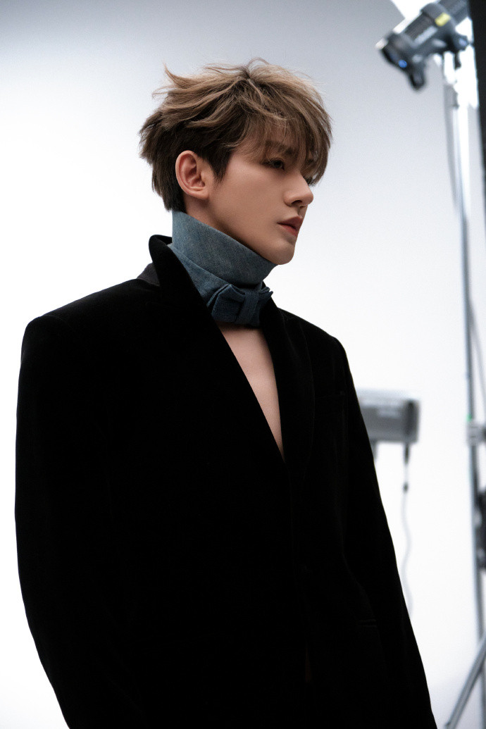 邓为内娱现役法拉利邓为内娱现役法拉利，谁来懂一下这个邓为新杂志的含金量啊，这张