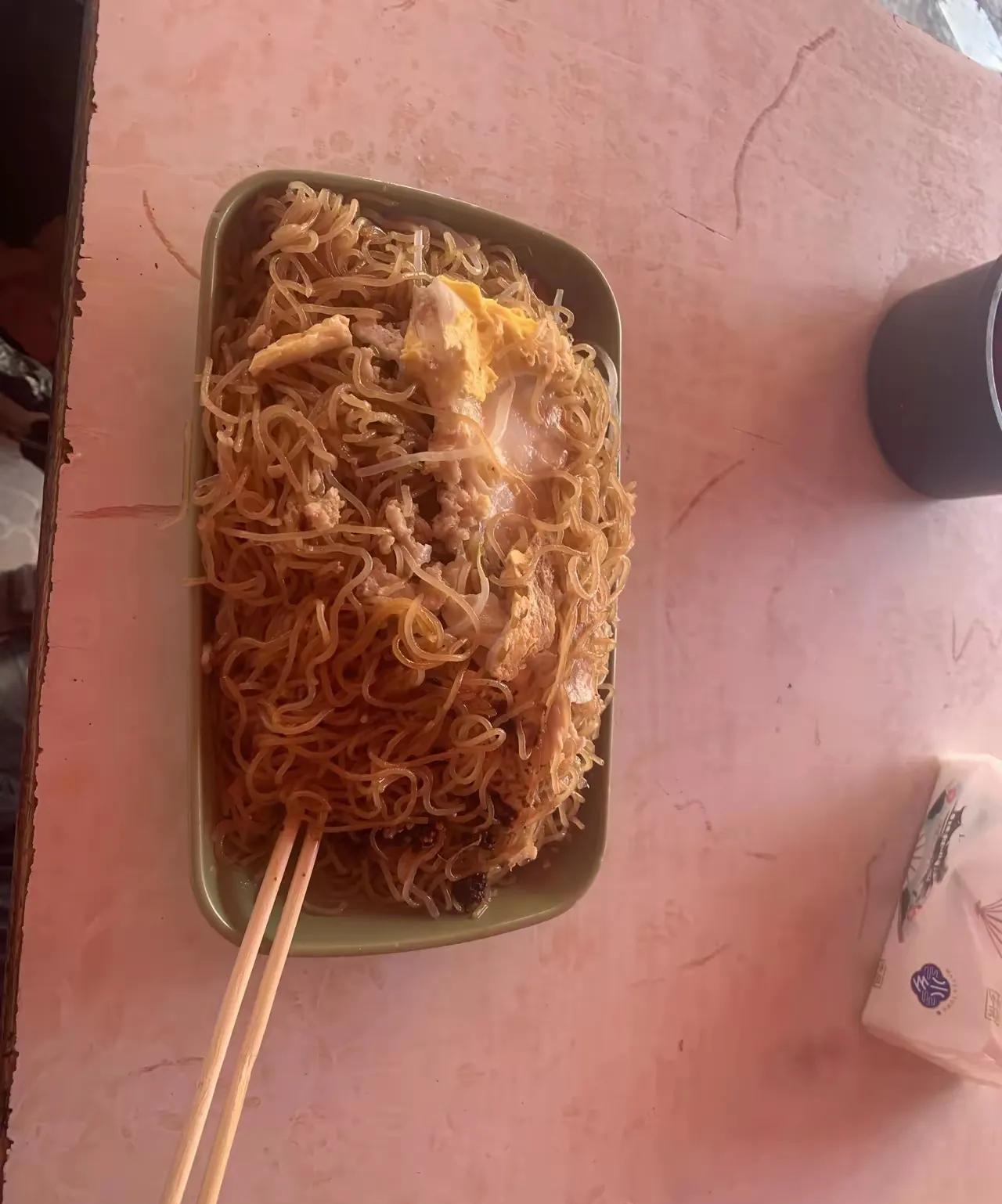 终于到东莞了，希望找到事做，生活不易，我刚出来那段时间，也是快被饿死了，机缘巧合