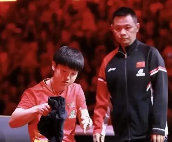 袁朝阳估计已经习惯了，孙颖莎哪哪都好，但有一个明显"特点"，那就是她从来不喊"袁