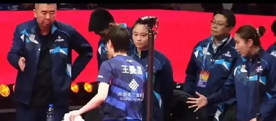 握手3秒迟到，全网骂翻王曼昱把毛巾往肩上一甩，脑子还在回放最后一球。裁判提