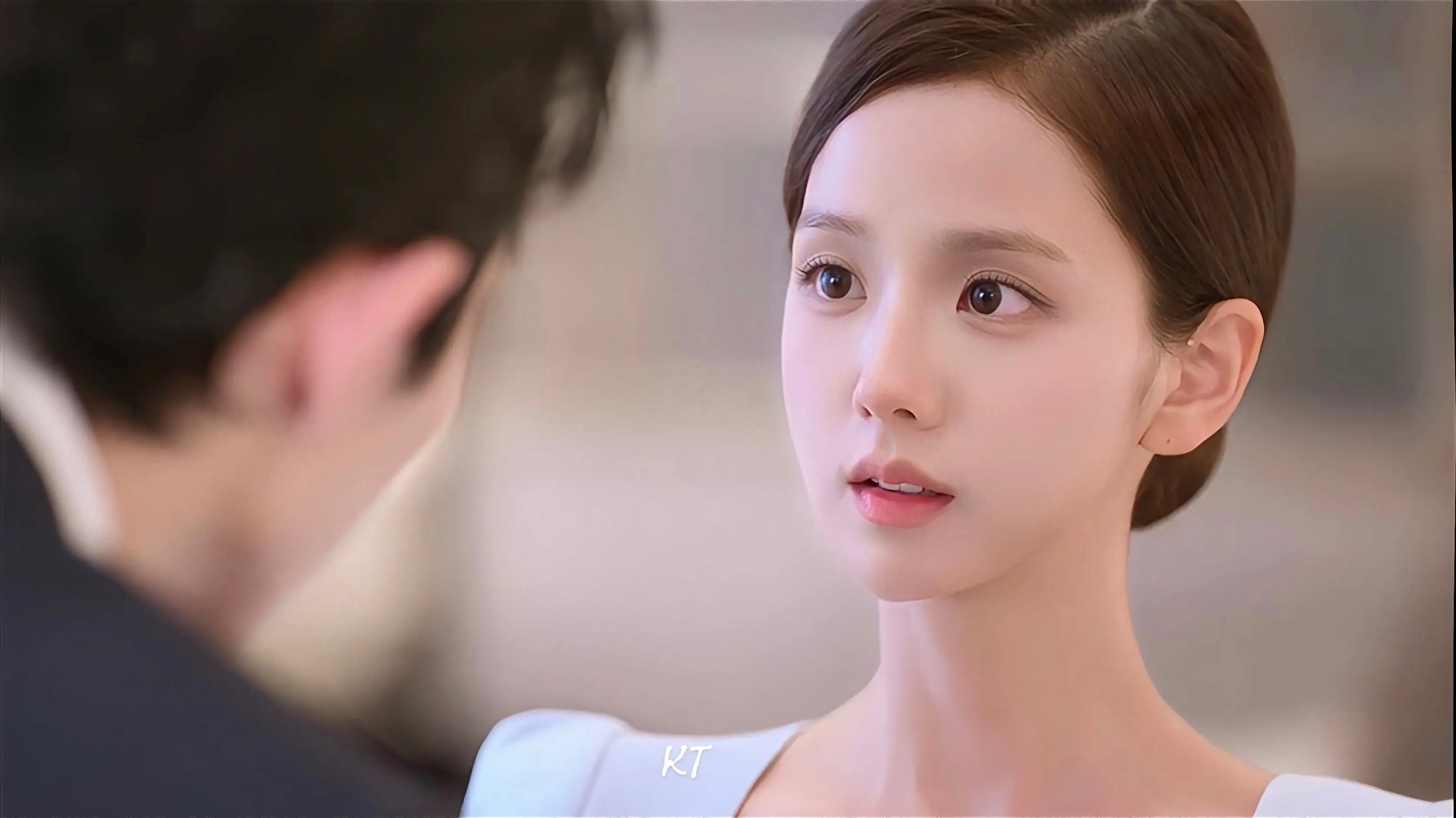 Jisoo｜这颗头光是摆在那就已经赢了…..