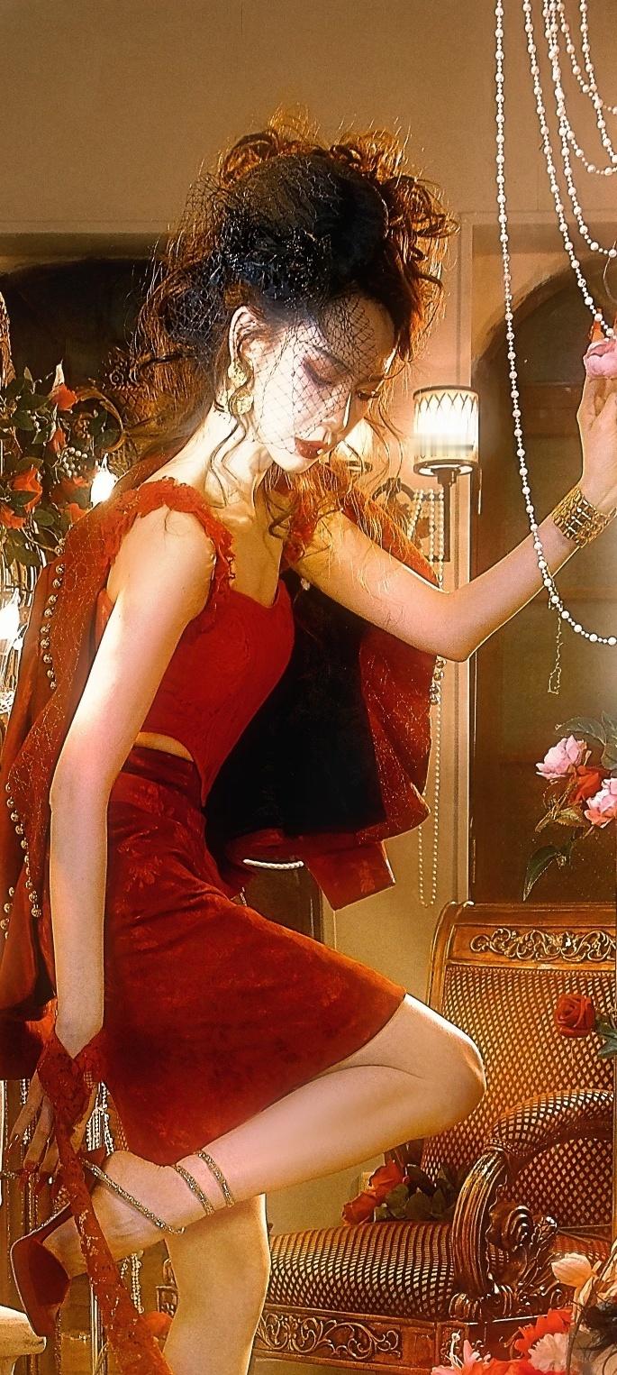 戚薇红裙穿搭壁纸，长腿配丝绒高跟鞋，酷美热烈。戚薇