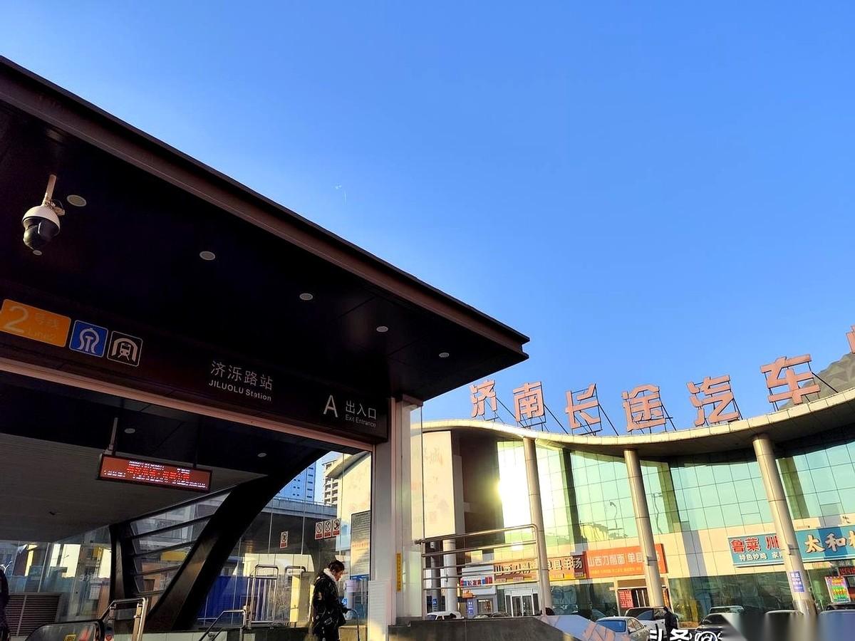 一个老大爷，背着个洗得发白的帆布包，在济南地铁2号线“济泺路”站下了车。他扶着