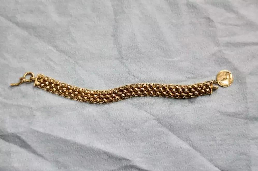 高铁上钟女士上厕所时，金手链掉进便池被冲走。这手链约50克，价值好几万。当时距她