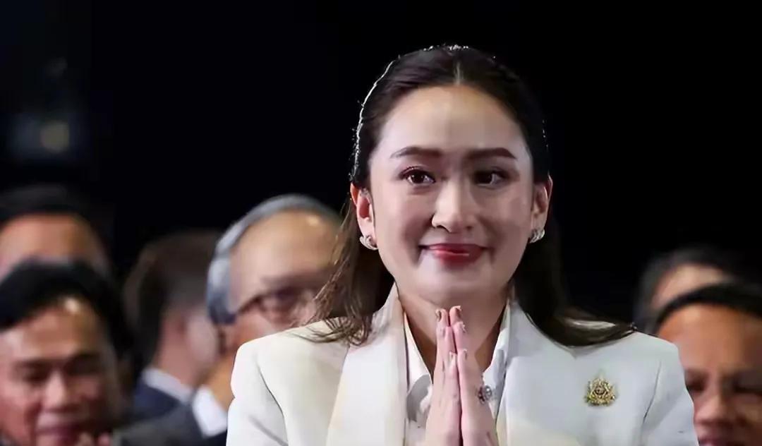 泰国法院驳回对他信涉嫌冒犯君主罪的指控，被裁定为无罪！巧合的是他信小女儿佩通坦泰