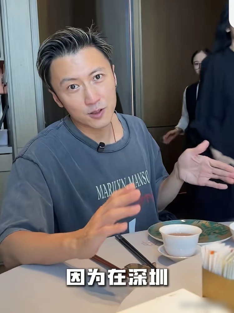 谢霆锋那双眼睛，瞪圆了是真凶，眼凸没神，一半杀气一半呆。可你看他十几年出街、上综艺、当评委，墨镜焊在