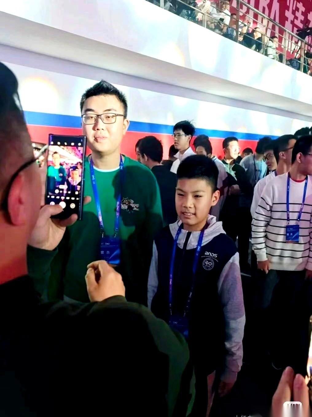 我今晚算是彻底睡不着了。一张照片，俩小孩。一个满分CMO金牌，一个才13岁，也