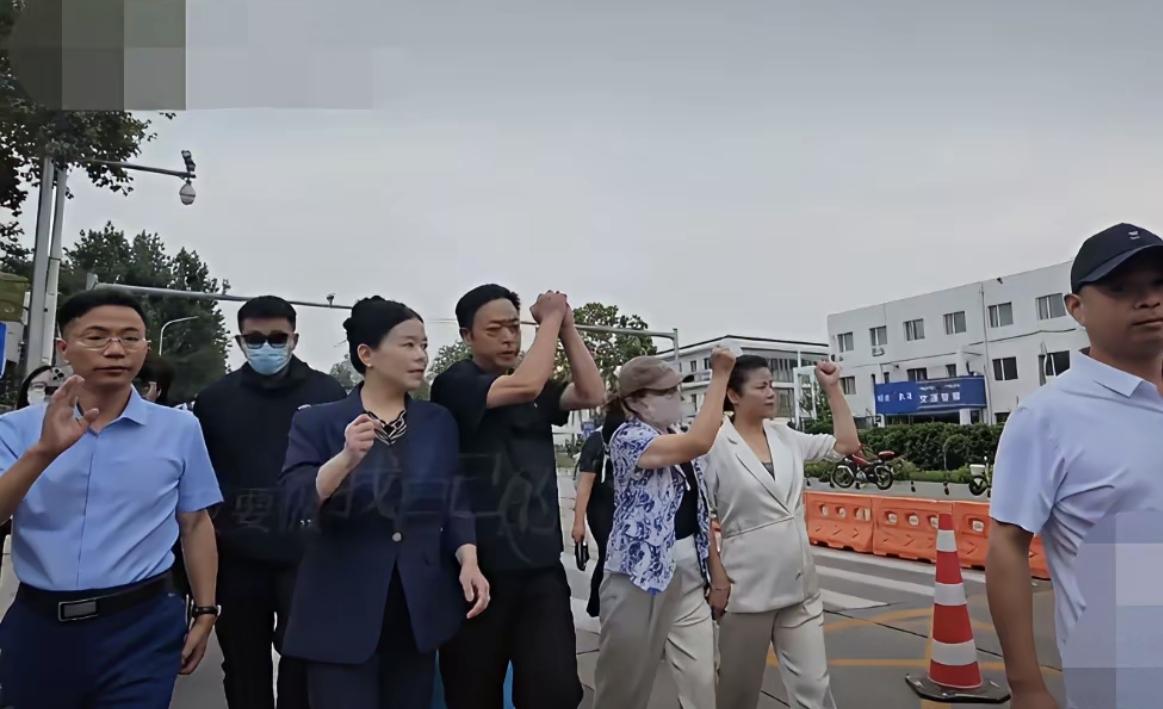 家人们姐姐们早晨好,姗姗刚刚要准备直播了,聊聊大姐直播内容吧;大姐姗这样大致意
