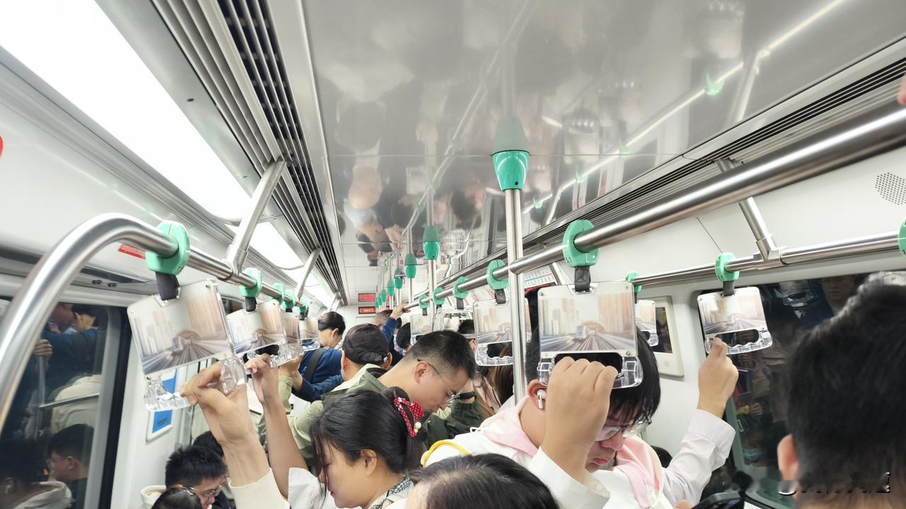 南京地铁六号线开通之后，S1号线的客流量真的肉眼可见地涨了一大截。之前早高峰过