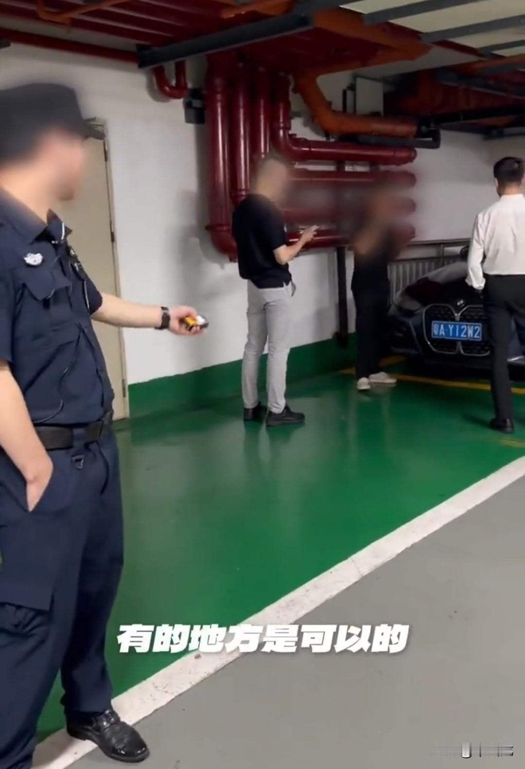 在广州某地下停车场，女子无意中发现几名男子躲在角落里抽烟，女子当即上前制止，劝他