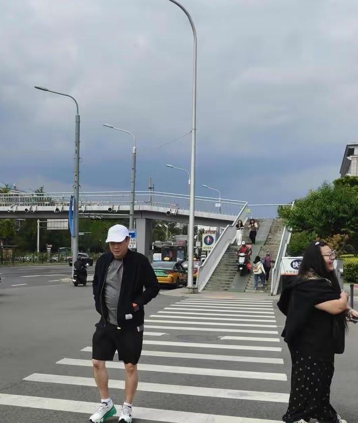 小杨和Coco都在体总活动，就是没有见到莎莎，看楚钦中午打包回去饭菜，应该