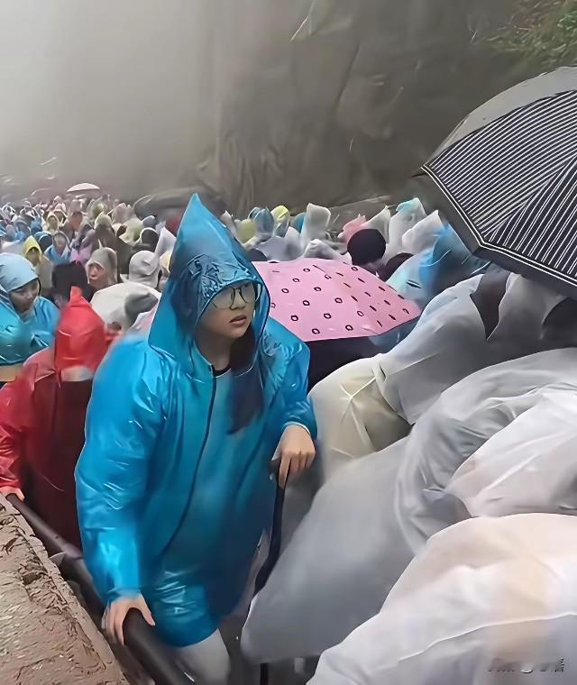 泰山雨衣贩子后续情况5月2日凌晨泰山突发暴雨致3万游客滞留，雨衣商贩因价格