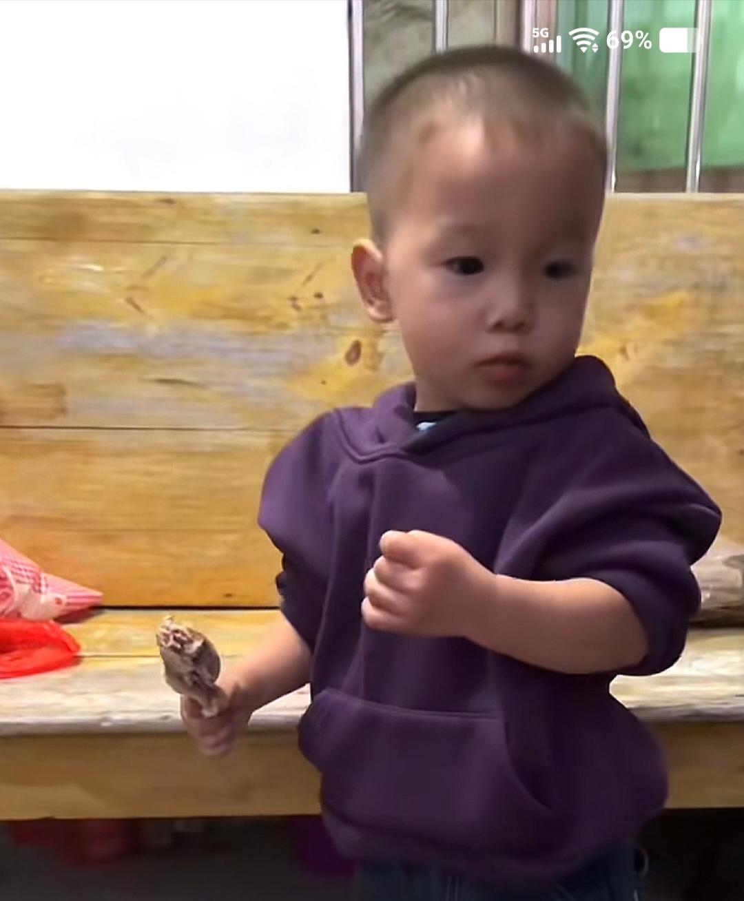 多可爱的孩子，可惜了！1岁10个月的男童何浩茗，跟着父母，从湛江到清远探亲，在家