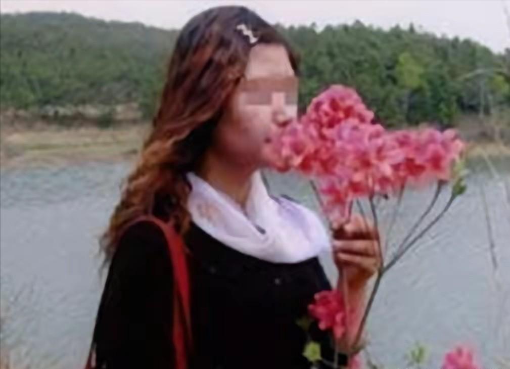 2002年，一个武汉女大学生被老师追问，是否跟黑人留学生发生过关系。女生羞愤不已