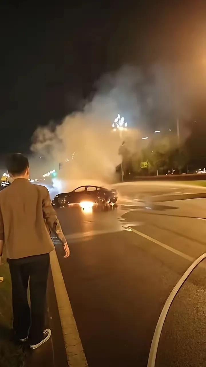 今天看成都小米汽车碰撞自燃的新闻，我更确定了：隐藏式门锁、电子后视镜这些花里胡哨