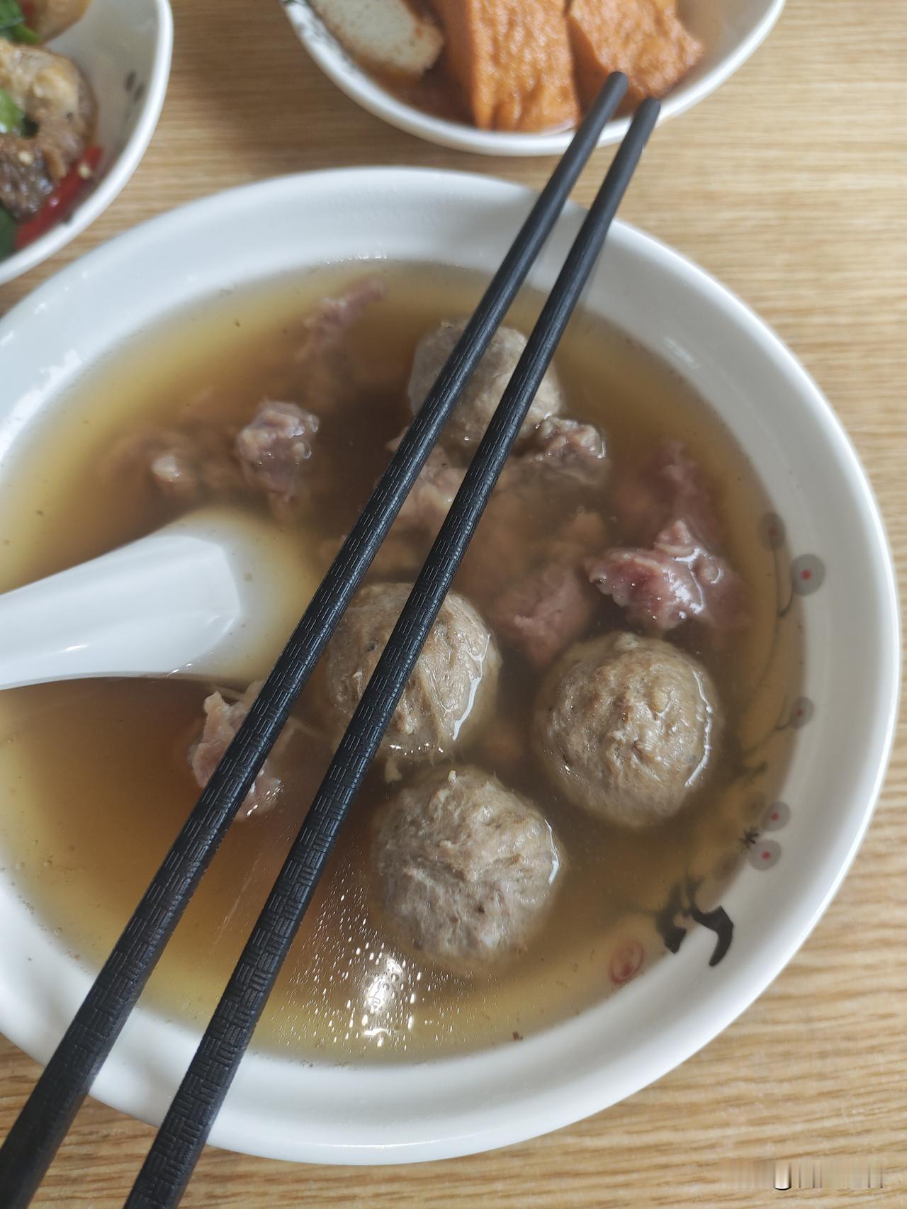 今天我和老华侨来晋江英林H记吃午饭，点了1碗牛肉羹，1碗牛肉羹加牛肉丸，1碗牛肉
