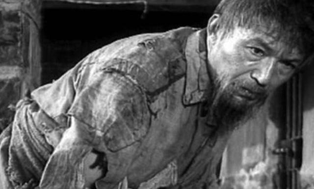 1947年，沈醉到白公馆视察，与一个疯老头擦肩而过时，沈醉敏锐地察觉到了不对劲，