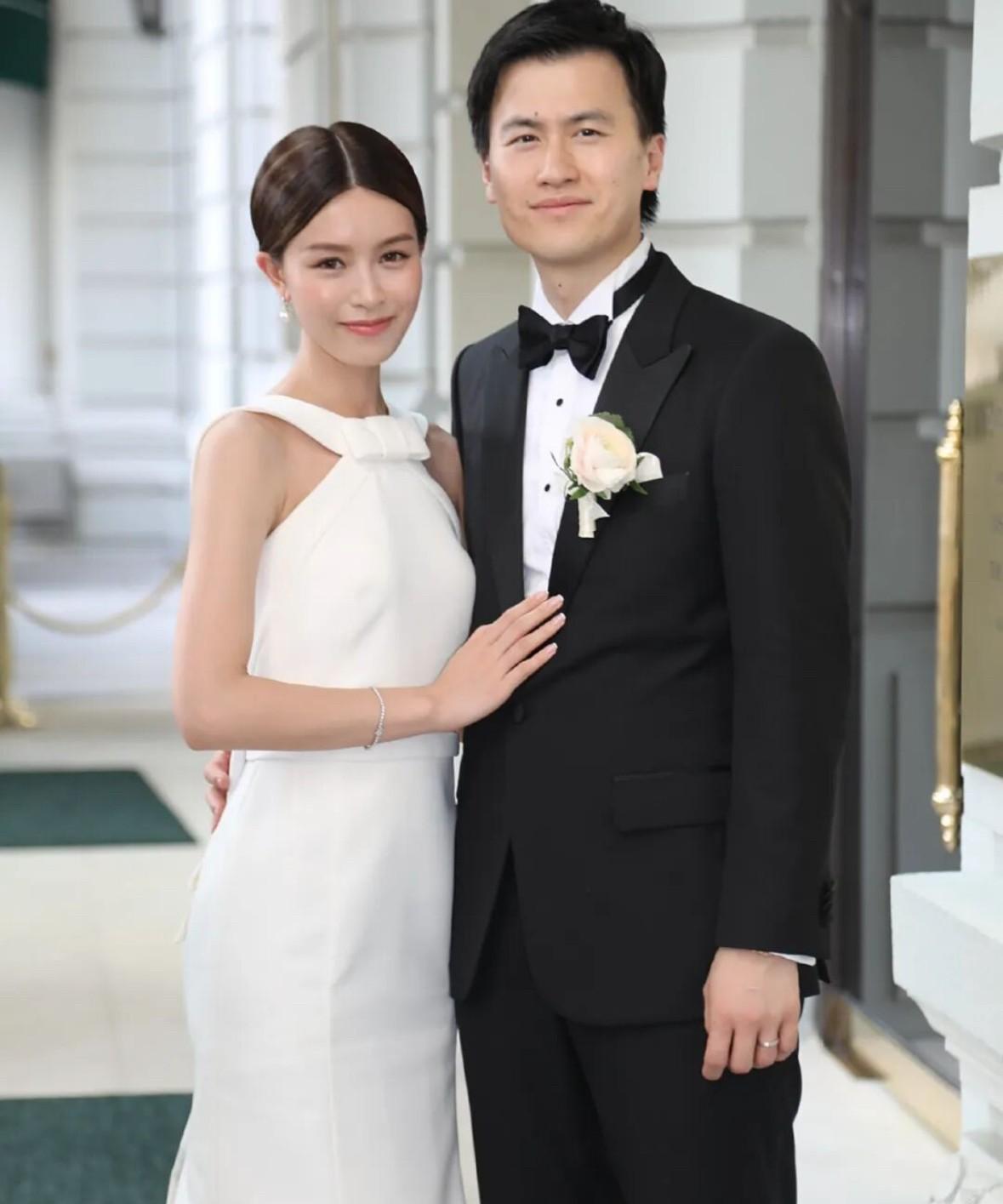 配文就一句“就这样，我们的家多了两只小小的脚丫”。配上软乎乎的宝宝脚丫照，温柔