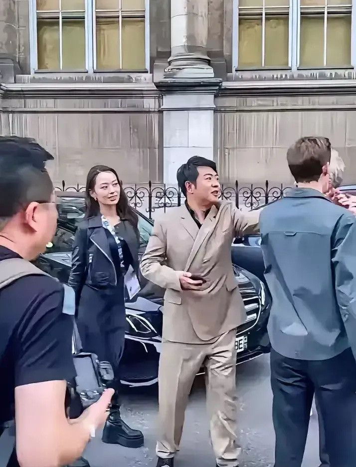 二个人都是钢琴家，但是一点气质都没有，只看到金钱的味道