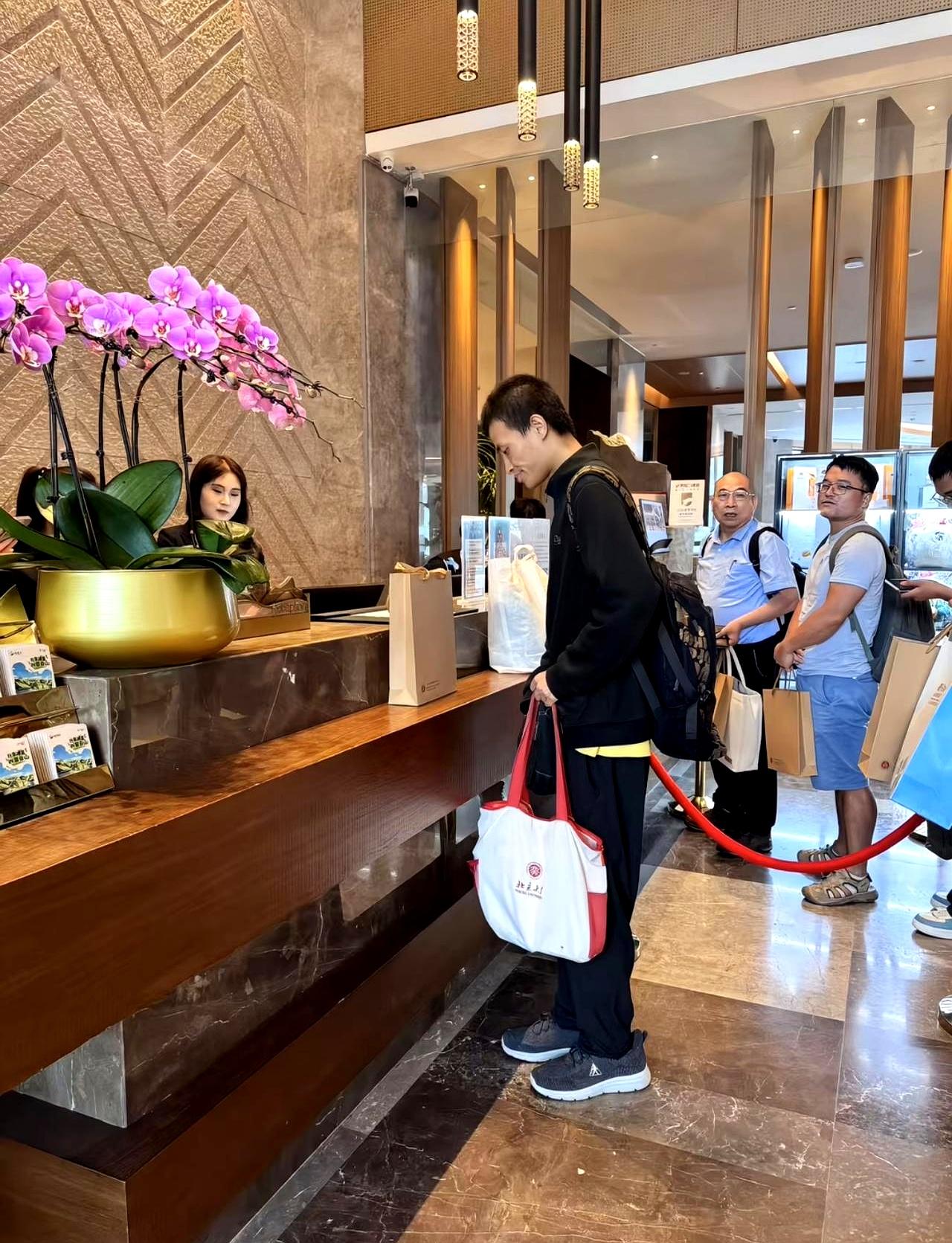 你敢信？35岁“韦神”去酒店办入住，居然没带行李箱，就背着个黑包、拎仨袋子——