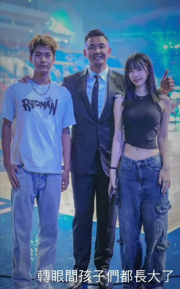 小S女儿好成熟，和大姐儿子与黑人陈建州合影，露脐装太顶了​​​