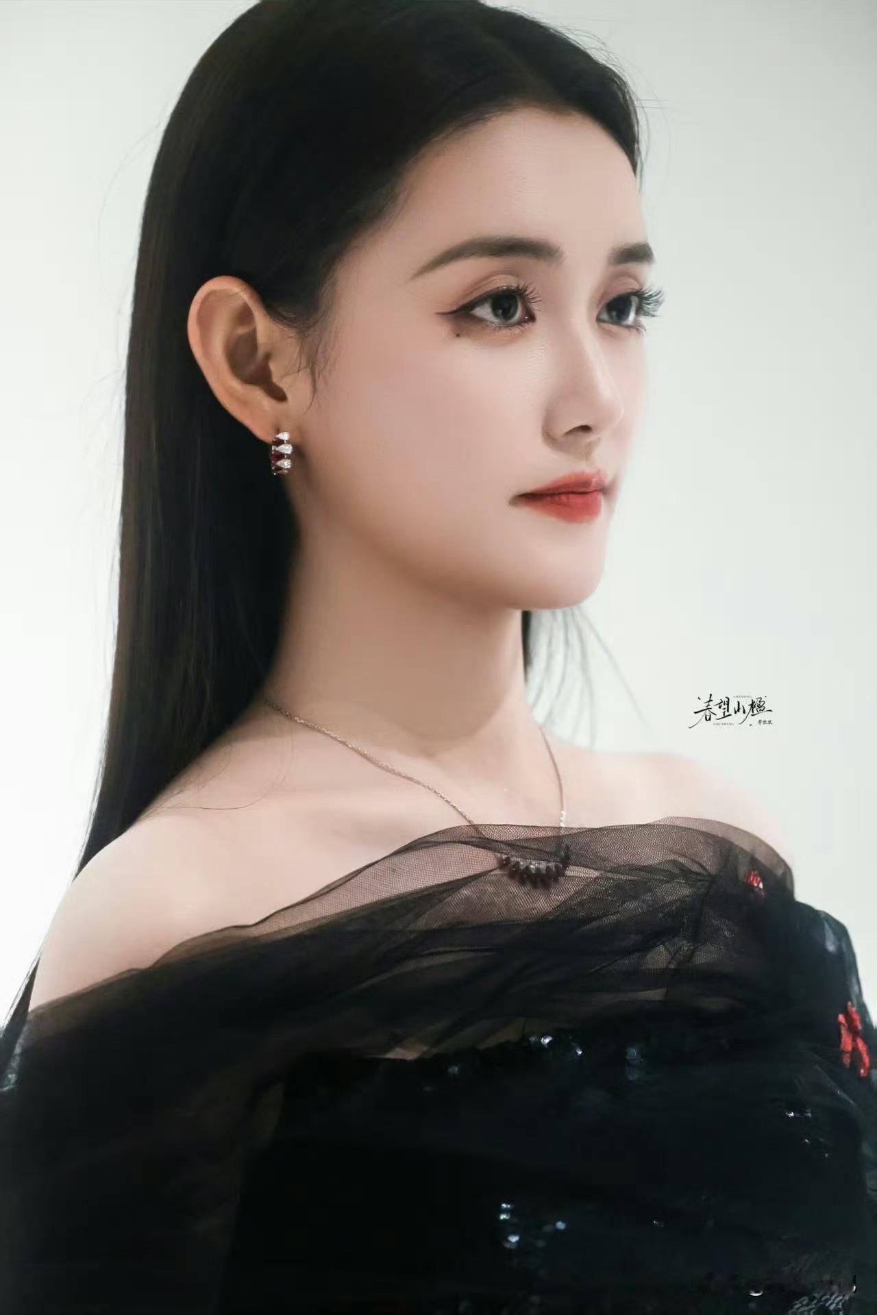 蒋依依是真丰满还是全靠挺[捂脸哭]