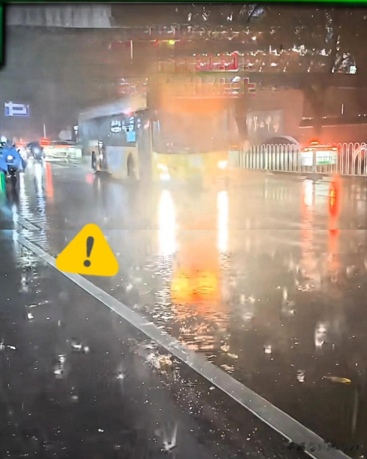 10月14日下午5时许，临近下班时段，广州越秀区骤降特大暴雨，雨势如倾盆倒水。我