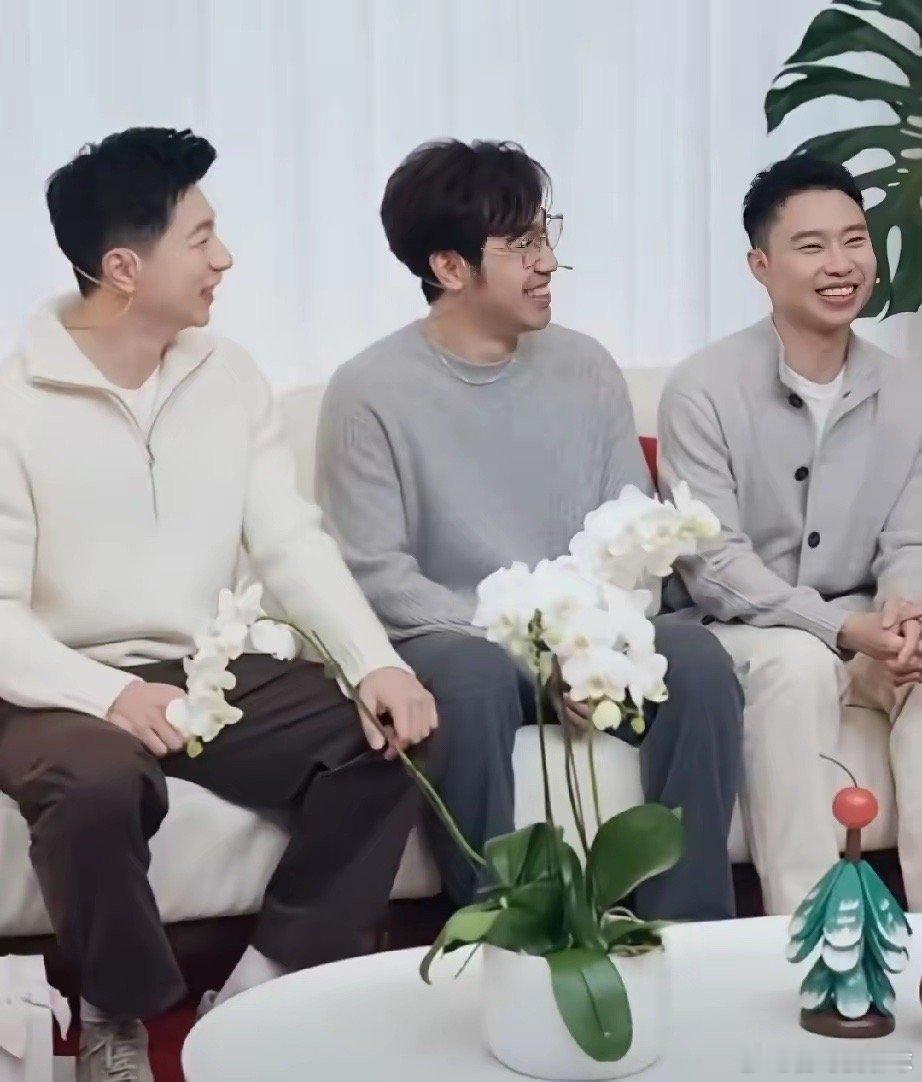 马龙冬至日与老友相聚马龙组好友局一起站台代言品牌活动！带着闫安和于子洋畅聊训练趣