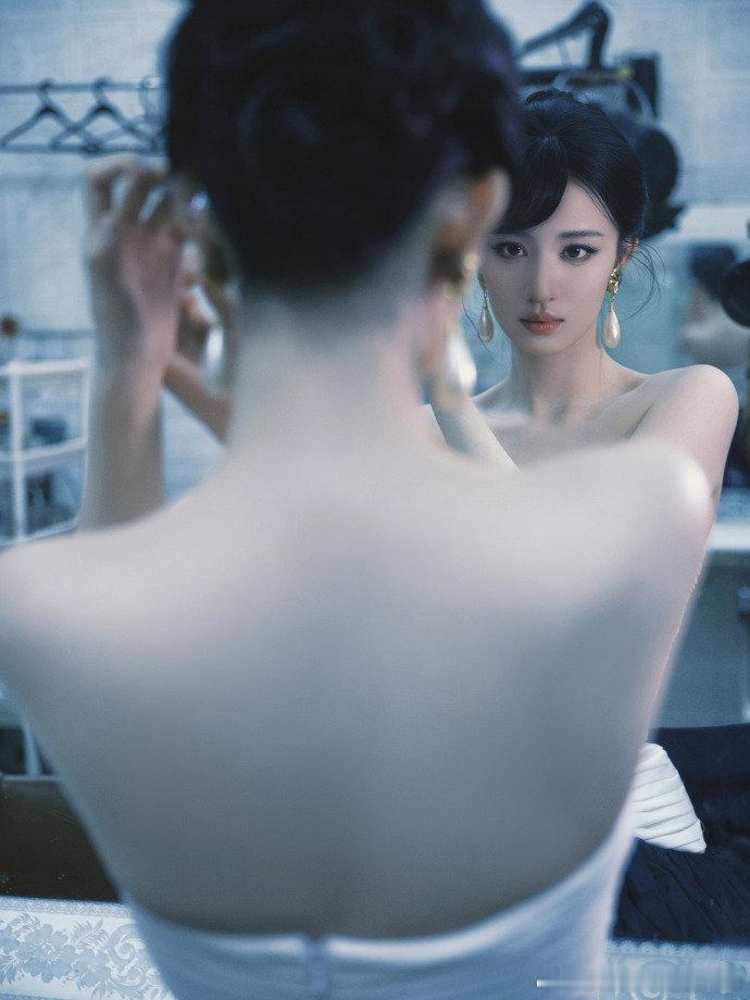 王楚然高端颜值往往采用朴素妆造黑长直一披+一身黑，气质直接拉满，果然真美女从不靠