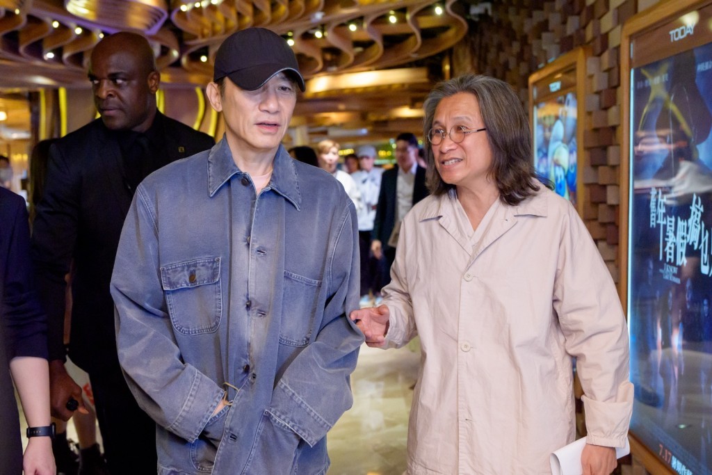陈可辛执导新片《酱园弄·悬案》在香港上映，举办“明星好友特别场”，陈可辛携妻子吴