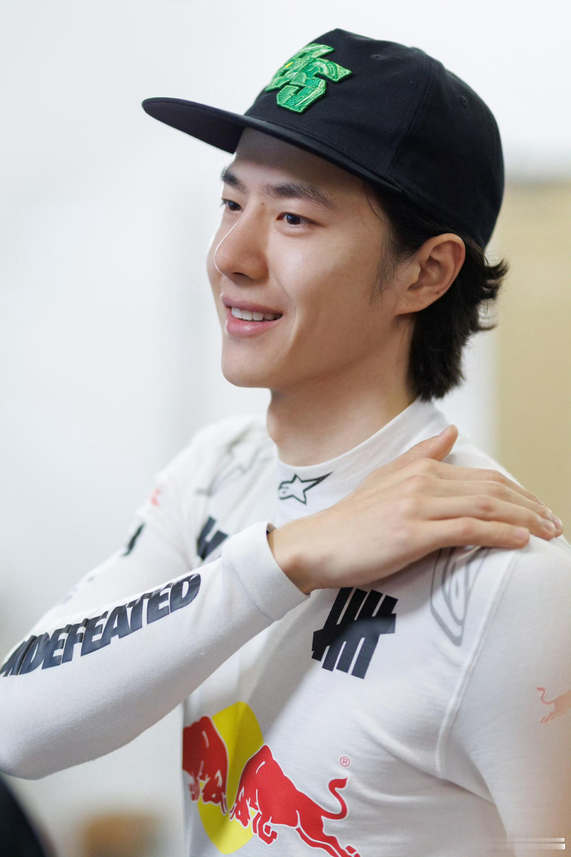 王一博比赛日下次再赛看得出王一博是真心热爱赛车，而且成绩也不错，肯定满意，参与其