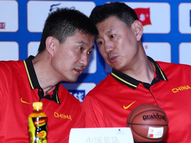 李楠和杜锋绝对是一对欢喜冤家，本来在中国男篮主教练的竞争中，杜峰的呼声是更高的，