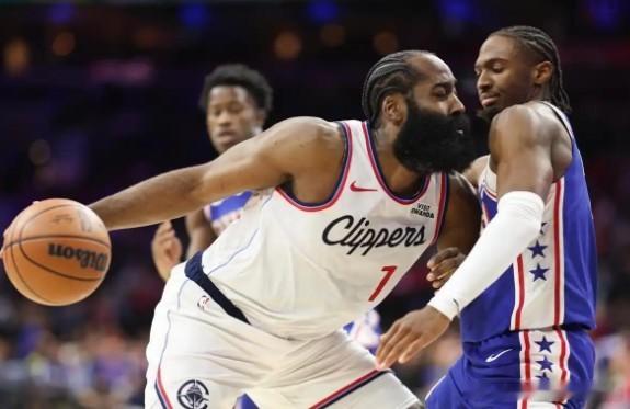 黑哨！哈登三分绝杀被打手犯规结果居然没吹？太明目张胆了，那裁判就在眼前，但却熟视