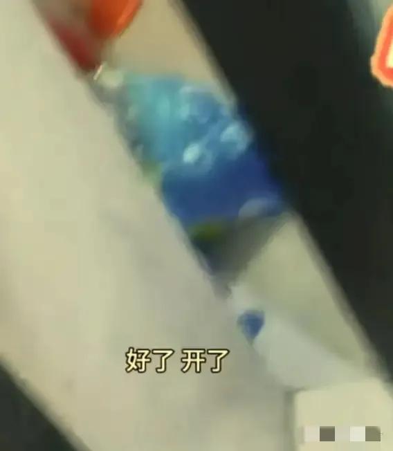 “基因的强大！”2025年，河北一女子请开锁师傅上门给她开卫生间的门，没想到，来