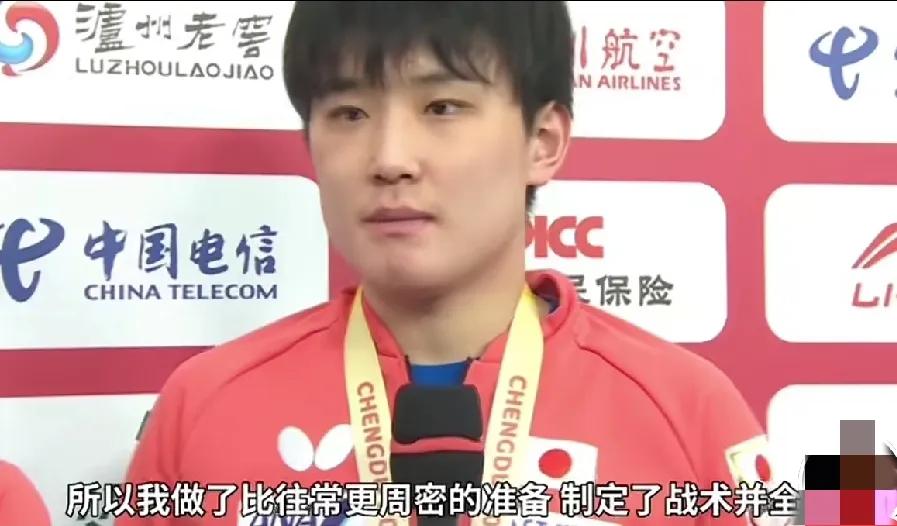 张本智和赛后采访这段对话越品越有意思——日本记者暗示“对抗多种因素”，他接话