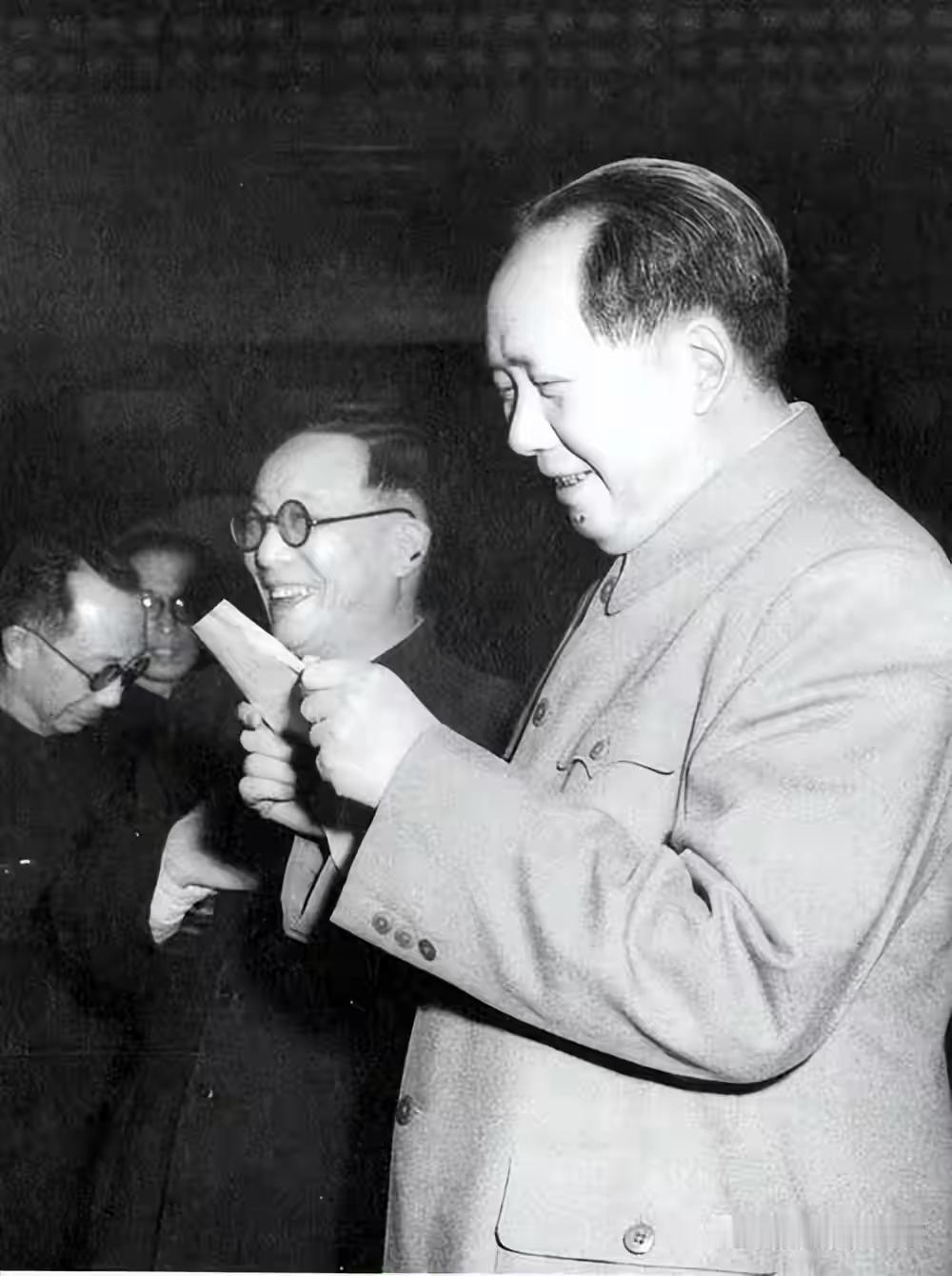 宋庆龄说，人民英雄永垂不朽！其实就是毛主席自己的墓志铭。1976年11月，毛