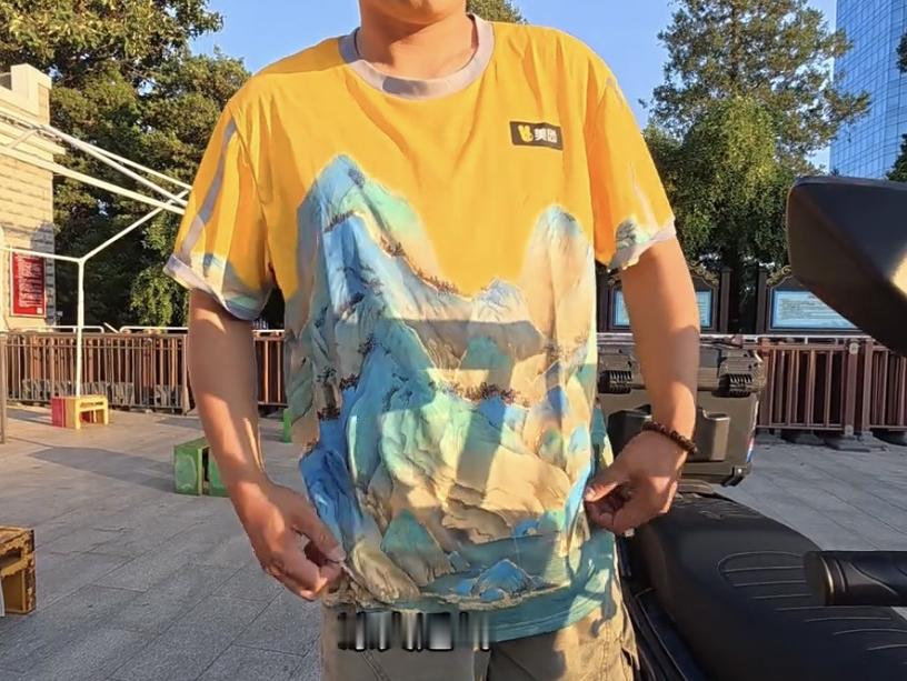 第一次见工装还有城市属性以前对美团外卖骑手服的印象就是普通的黄色工装，没想到现在