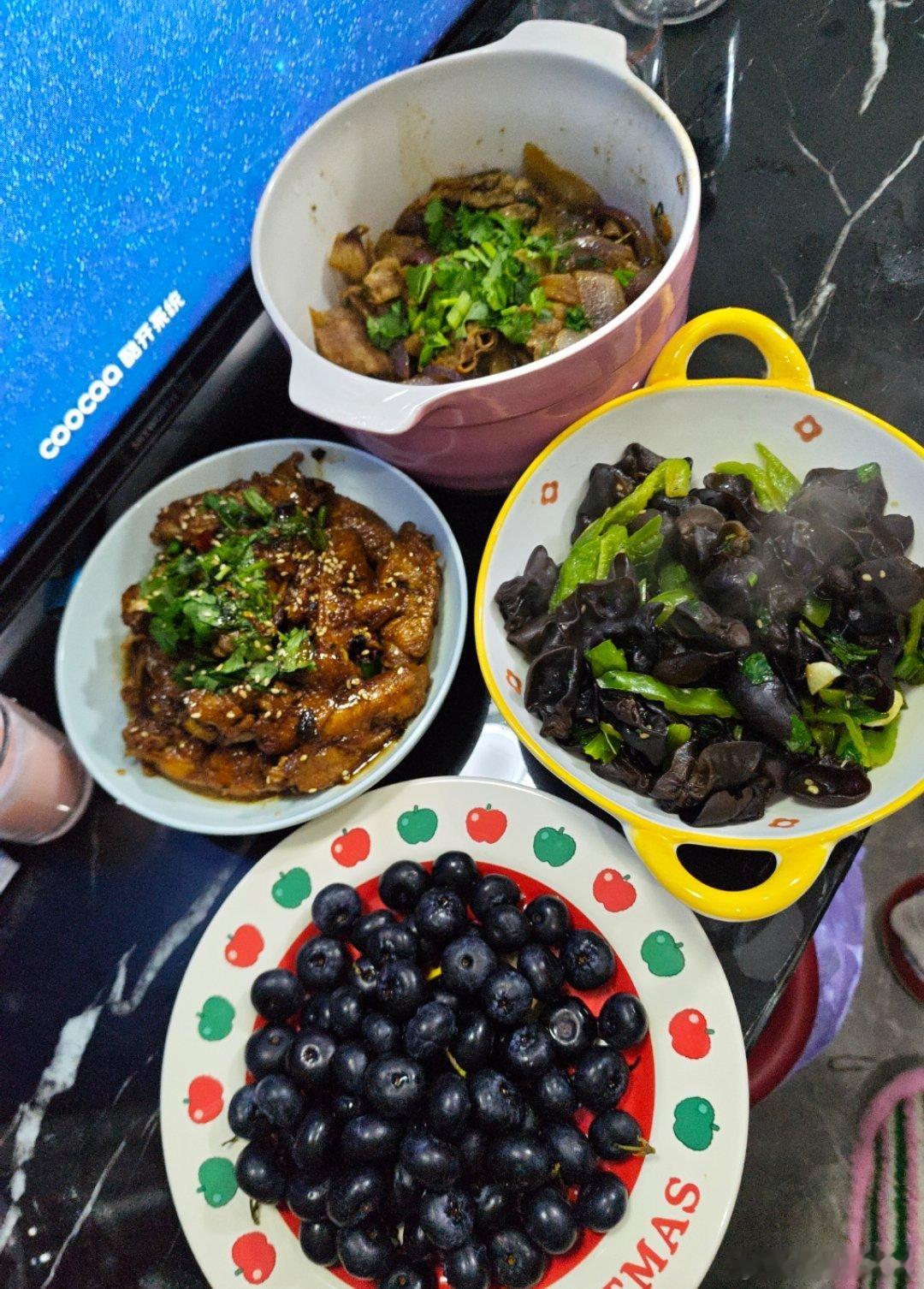 打开电视吃饭追剧喽