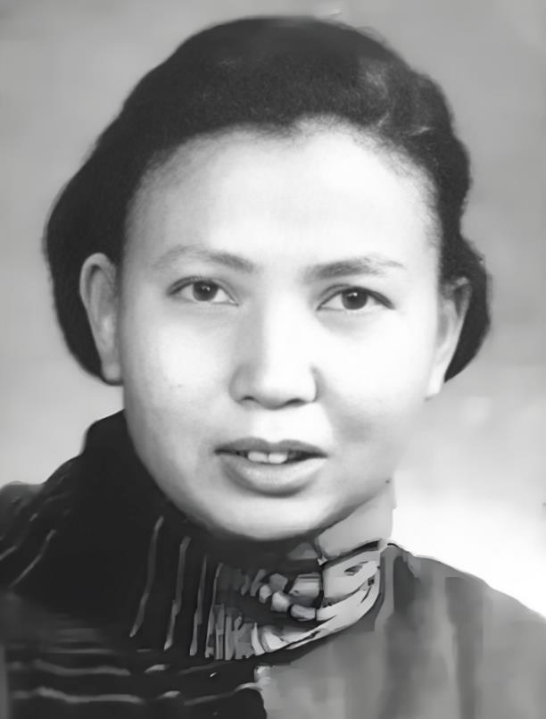 1941年，21岁的女战士莫林被活埋前，敌人竟突然问：“你认识莫林吗？”莫林一听