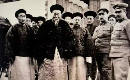 1875年，李鸿章说：新疆那不毛之地，不要就不要了！左宗棠大怒：166万平方公里