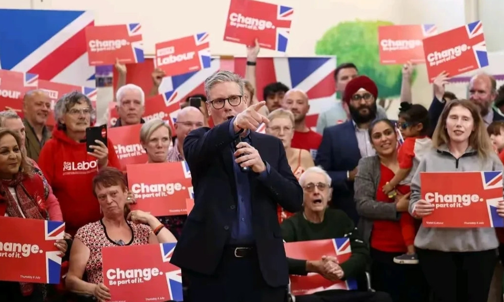 斯塔默是一个草根出生的<em>精英律师</em>，与走<em>精英</em>路线、迎娶印度富豪之女的苏纳克不同，斯塔