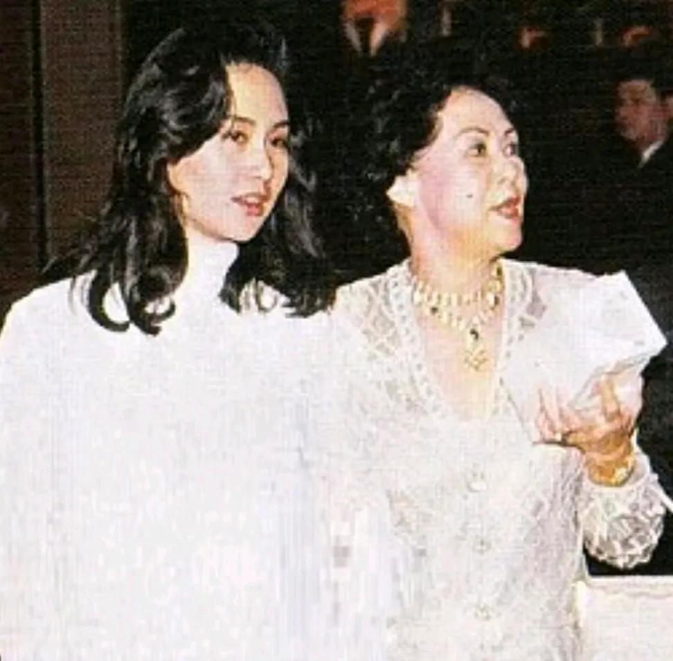 许老太太再喜欢何超琼，两人婆媳缘分也浅；再不喜欢李嘉欣，这个美艳女明星也嫁进了许