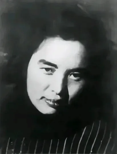 1940年，半夜，一个国民党女军官急急忙忙，跑到新四军驻地，但被哨兵拦下，女军官
