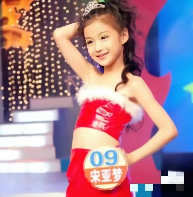 王楚然小时候就好有星味