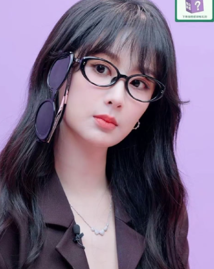 刘亦菲代言，巧克力是她的两倍杨紫代言，恨不得带满一头的眼镜唯一的区别就是：