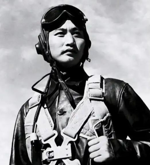 1951年，志愿军飞行员刘玉堤在返航途中，无意间发现，自己身下竟有一群黑压压的敌