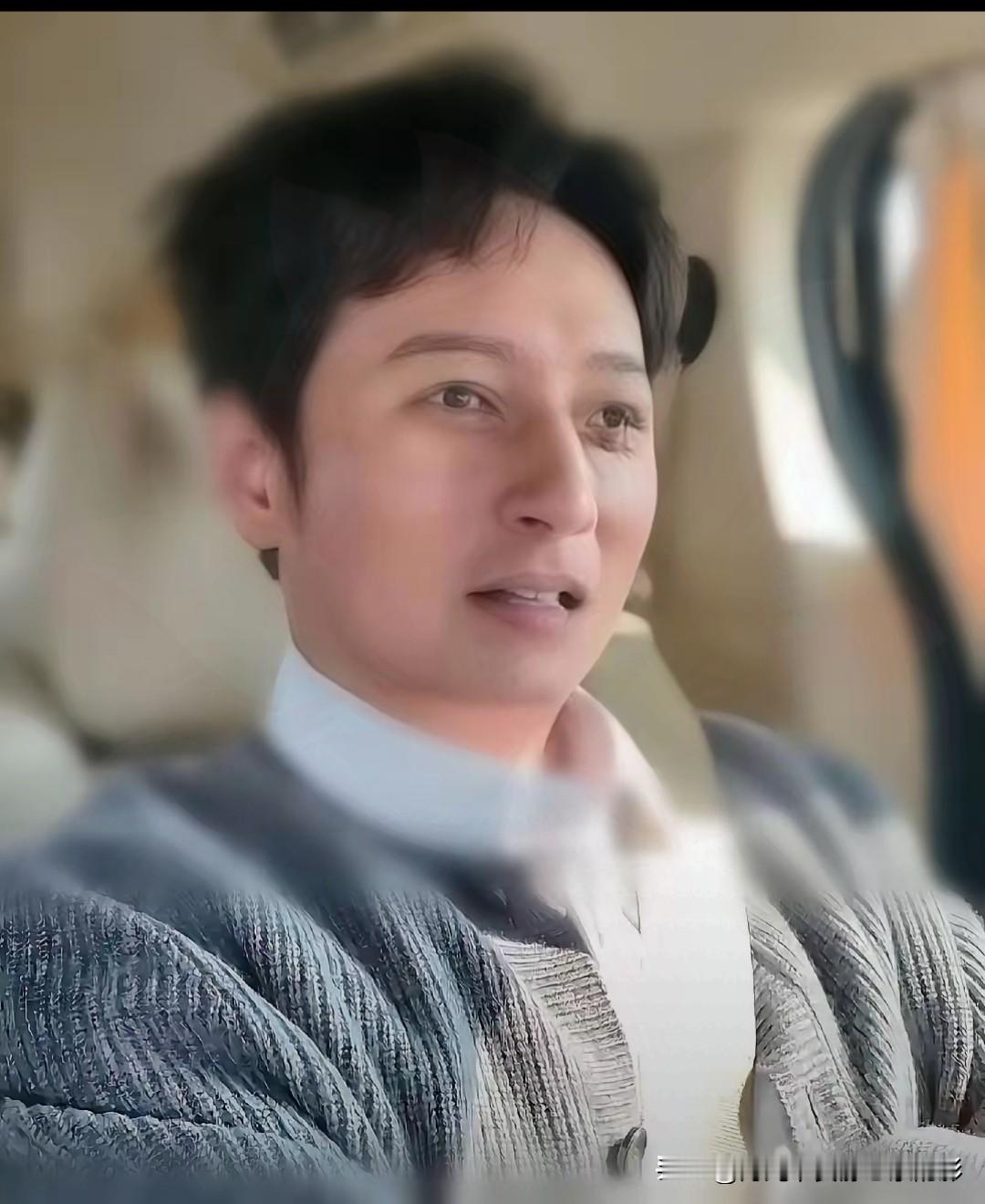 家底厚却活得特朴素！49岁的李维嘉放下娱乐圈的活儿，回家陪生病的老父亲网上传网友把李维嘉的家底给扒出