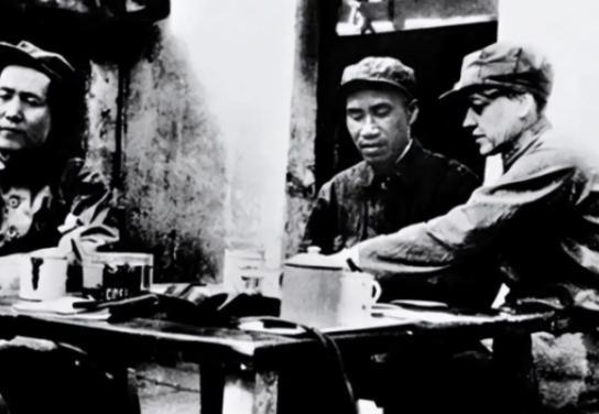 1937年，李德以不适应延安生活为由欲返苏联，毛主席劝他：“苏联正搞大清洗，此