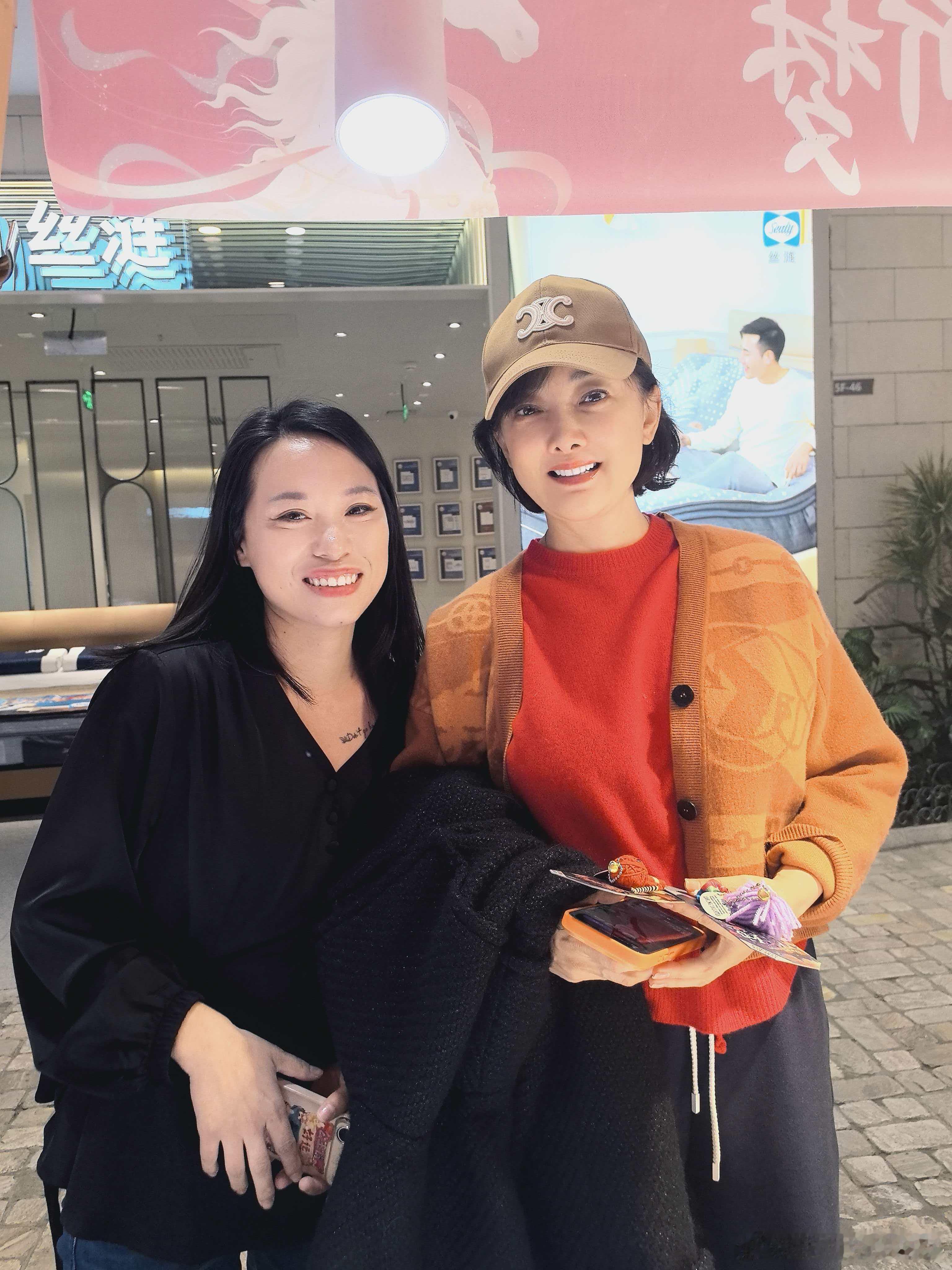 网友偶遇牛莉网友平安夜在朝阳大悦城市集偶遇了牛莉，还合影了！牛莉的状态好好啊，眉