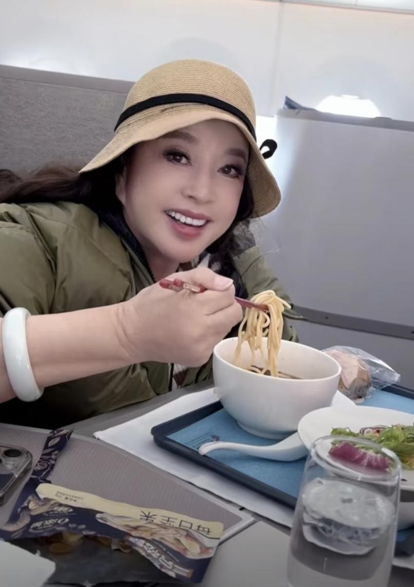 看咱庆奶跨年发文：2025年的最后一天，我决定，吃着碗里的，还要看着锅里的！我就